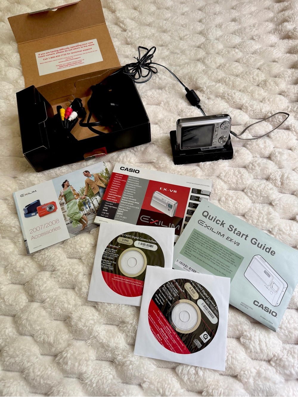 VTG/Y2K Digital Camera Bundle (SD Card, Orig. Box, Manuals, Charger, & Software)